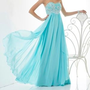 Beautiful aqua blue prom dress!